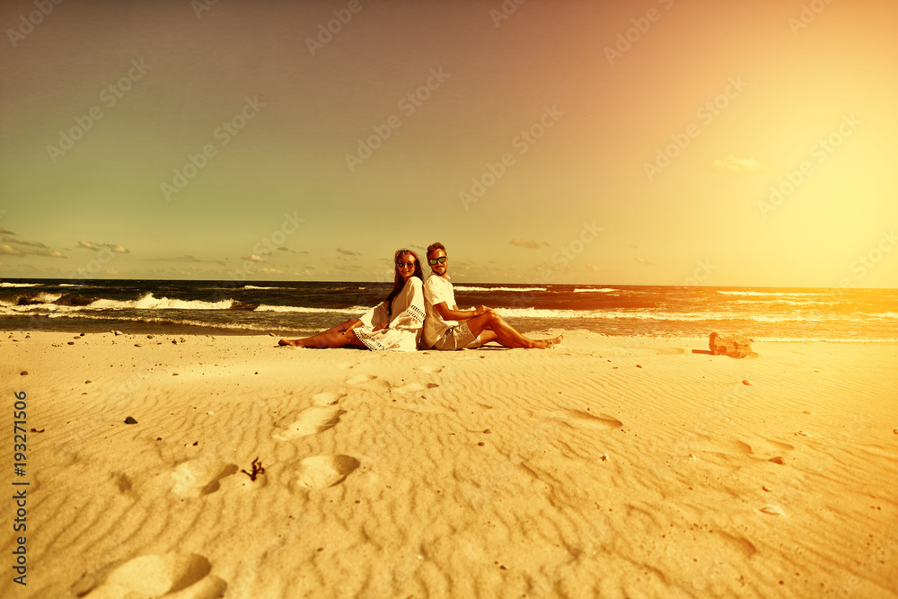 Obraz premium two lovers on beach and summer time