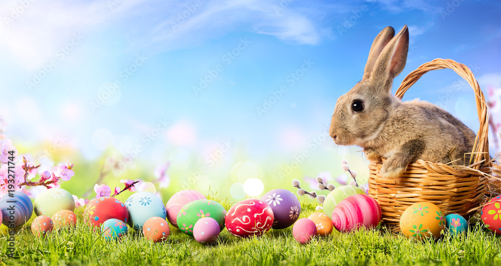Obraz premium Mały Królik W Koszu Z Dekorującymi Jajkami - Wielkanocna Karta