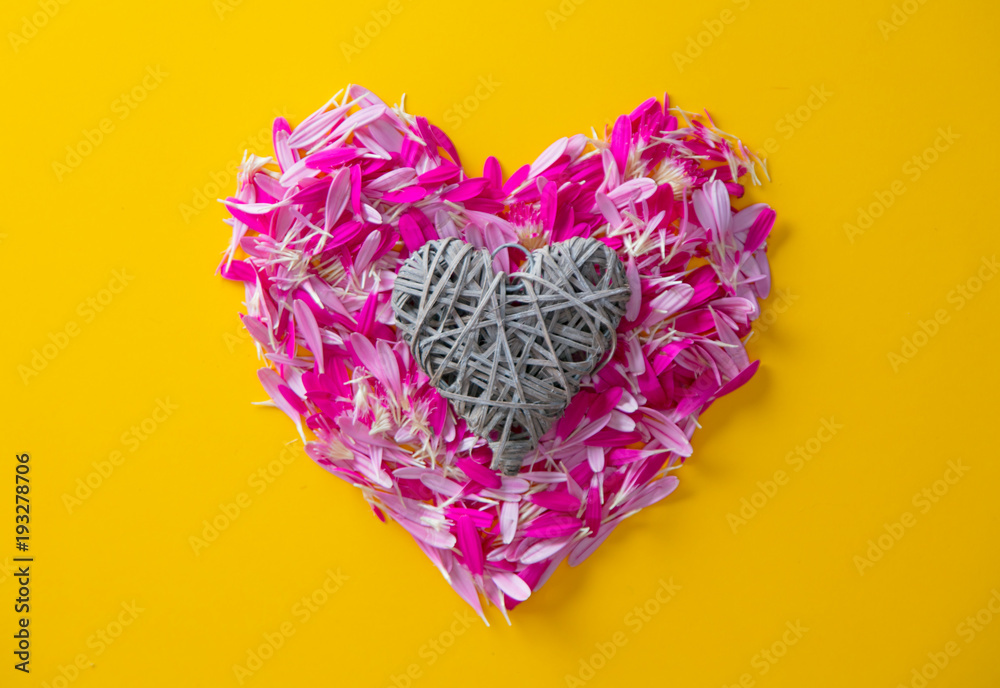Obraz premium Pink and purple flower petals in heart shape