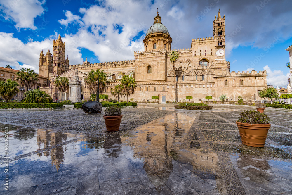 La Cattedrale di Palermo riflessa sul pavimento bagnato, Italia