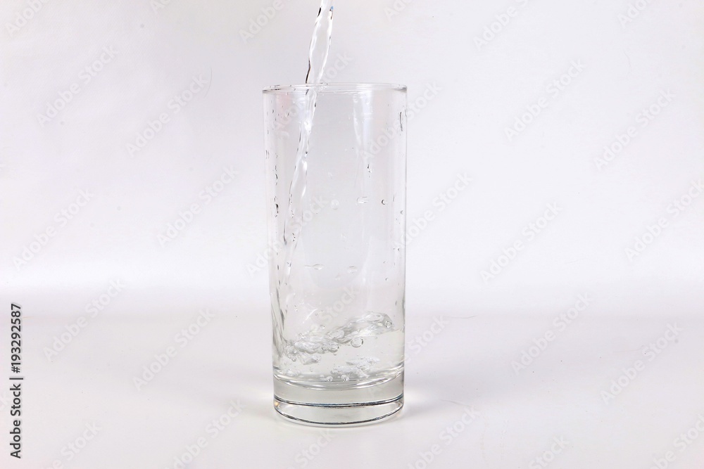 leitungswasser wird in ein glas gefüllt leitungswasser wird in ein glas gefüllt