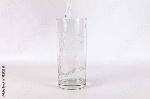 leitungswasser wird in ein glas gefüllt