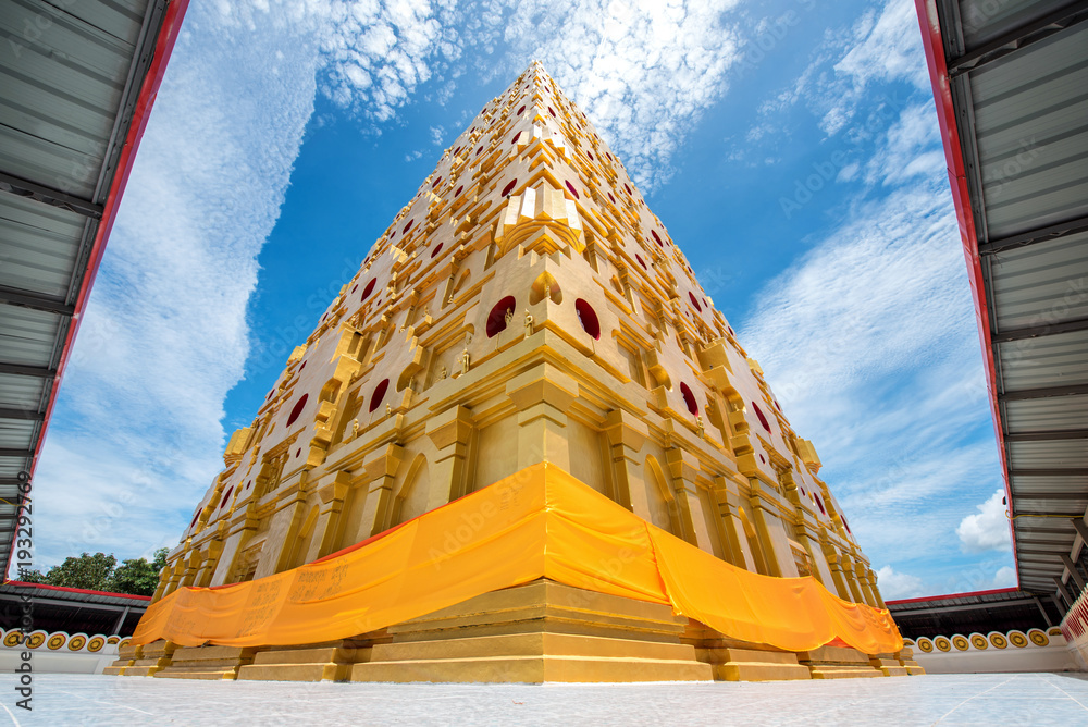 Buddha Khaya Stupa, golden pagoda at Wat Wang Wi Weh Karam ,Beautiful temple with blue sky in Sangkhlaburi - obrazy, fototapety, plakaty 