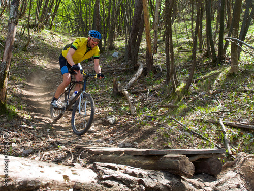 Mountainbiker fährt im Gelände über Hindernisse