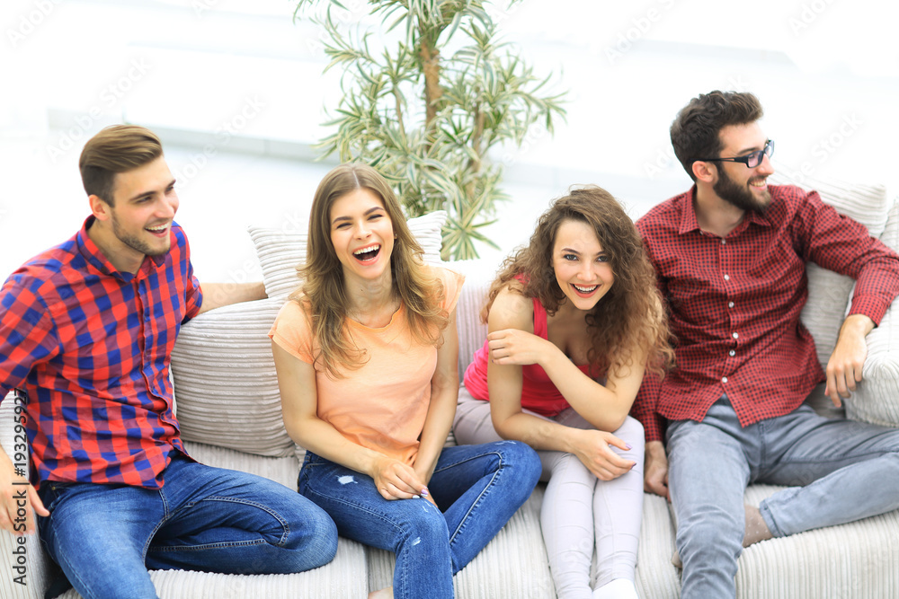 Obraz premium cheerful friends laughing in the living room.