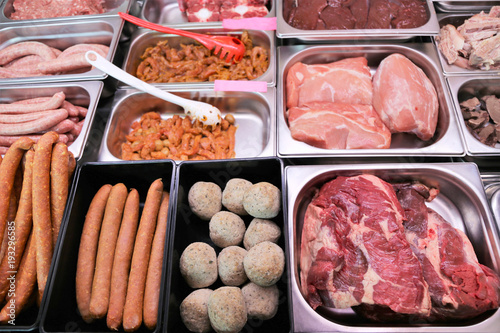 Variation von Fleischwaren in einer Metzgerei