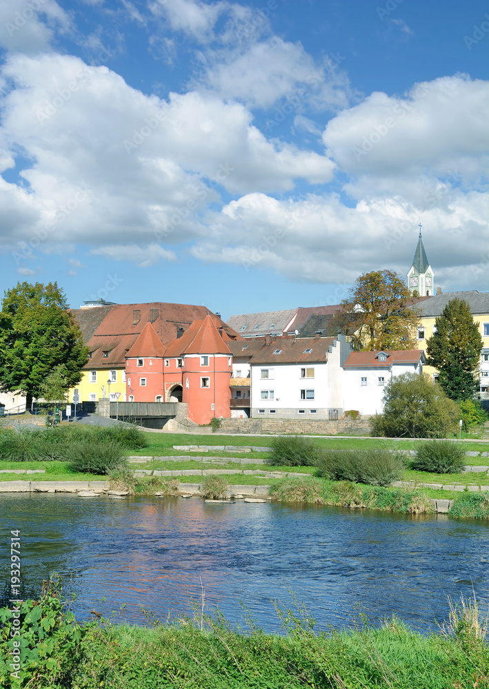 Obraz premium Cham(Oberpfalz) am Fluss Regen mit dem bekannten Biertor,Bayerischer Wald,Bayern,Deutschland