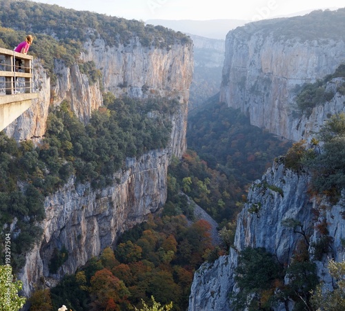 Mujer asomada al mirador de la foz de arbayun. Navarra