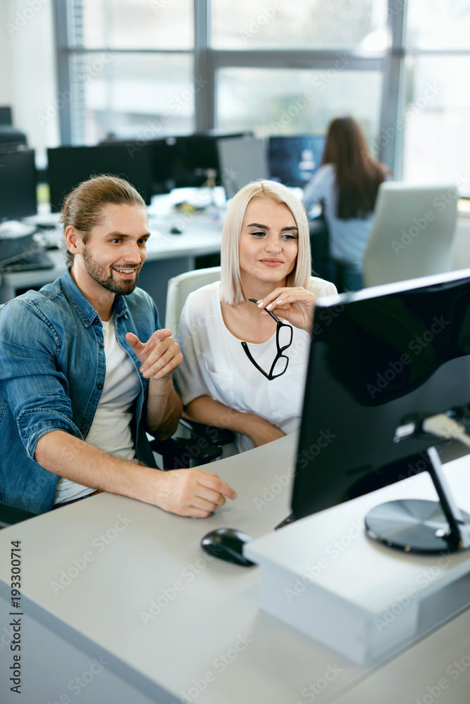 Obraz premium IT Team Working In Office. People Programming On Computer