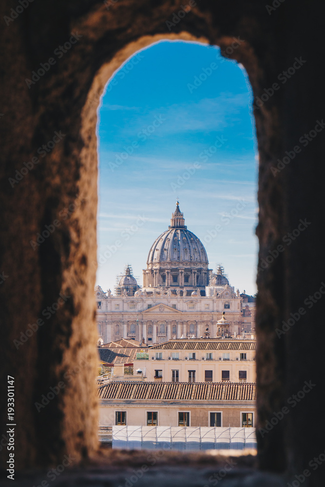 Naklejka premium Widok Watykan i Bazylika Świętego Piotra z Castel Sant`Angelo, Włochy