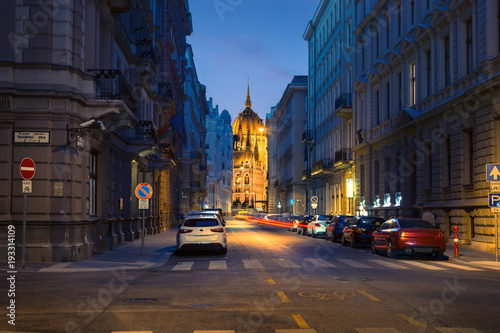 Canvas Print Parliament building in perspective of Akadémia street in Budapest, night view