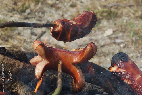 Jedzenie na biwaku - pieczenie kiełbasy na ognisku