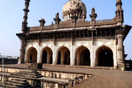 Усыпальница и мечеть Ибрагим Рауза в   городе Биджапур в Индии