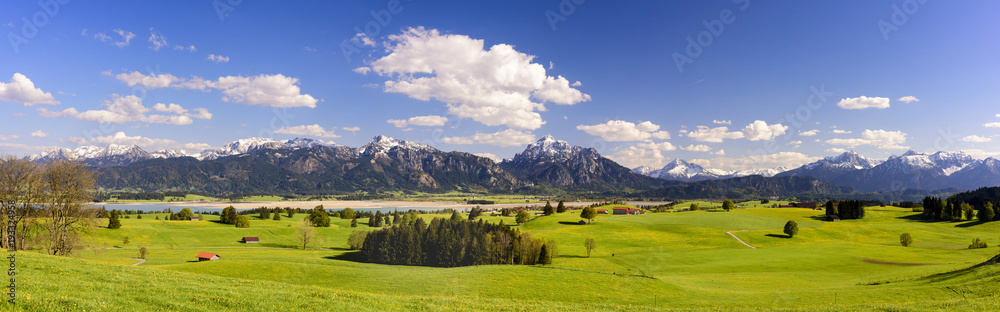 Panorama Landschaft in Bayern im Allgäu mit Forggensee und Berge