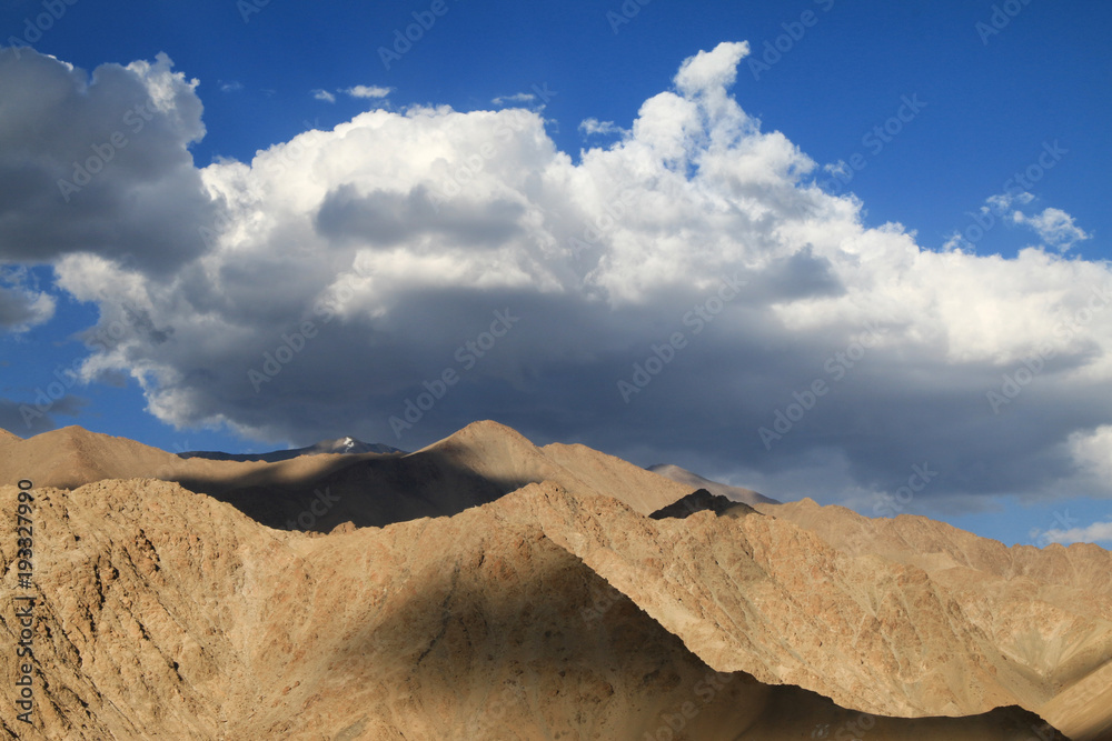 nagie górskie szczyty i pustynny krajobraz w himalajach z indyjskiego regionu ladakh - obrazy, fototapety, plakaty 
