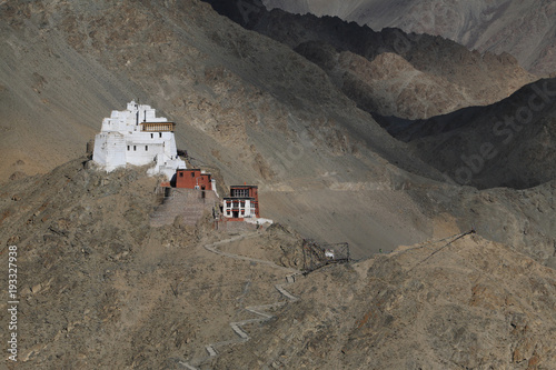 buddyjski klasztor namgyal tsemo gompa na tle skał w ladakh, indie photo