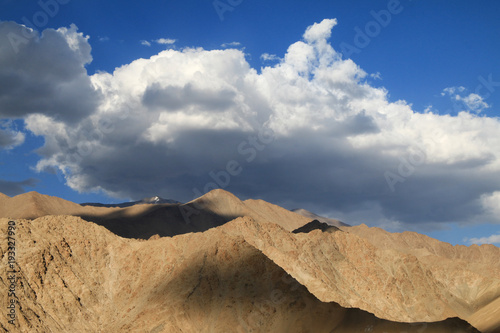 nagie górskie szczyty i pustynny krajobraz w himalajach z indyjskiego regionu ladakh