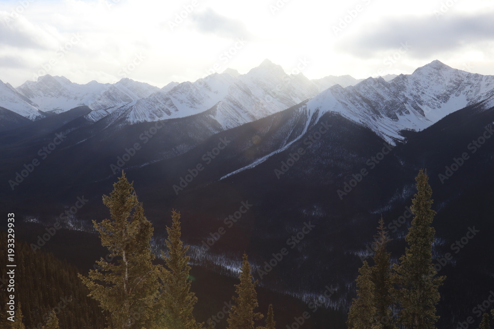 Winterlandschaft aus Sicht des Sulphur Mountains in Banff, Kanada