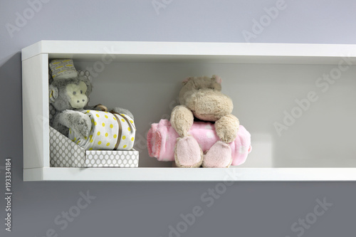 Piękne zabawki pluszowe na półce w pokoju dziecięcym, dekoracja.