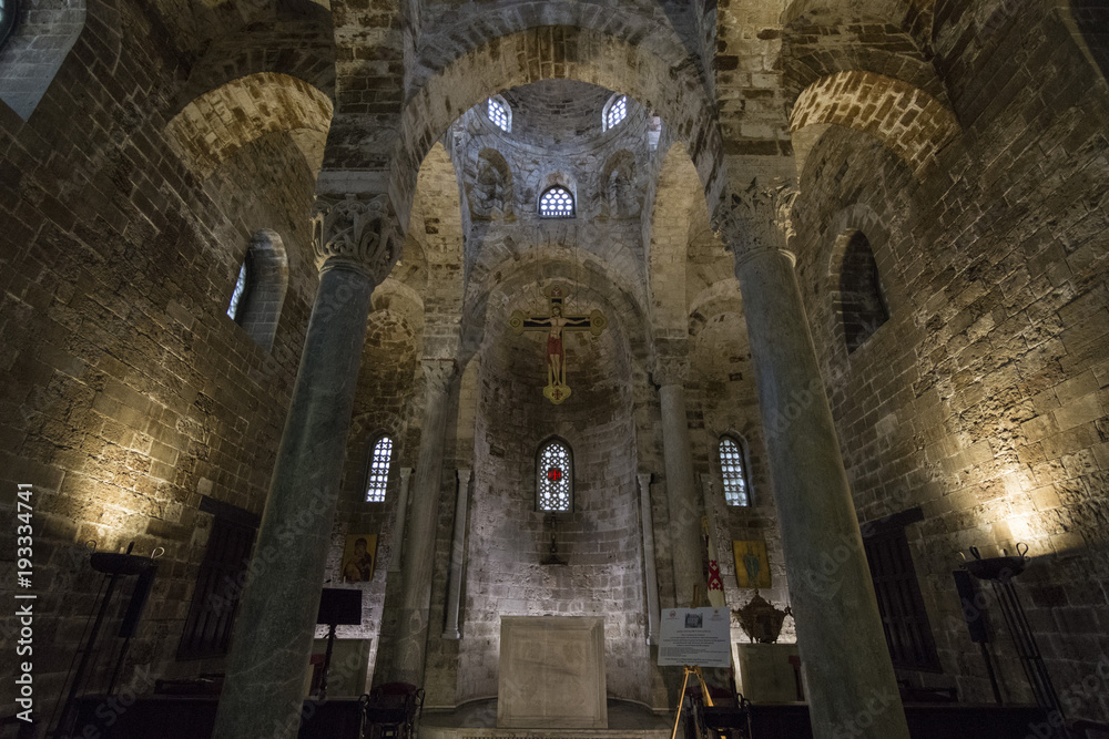 L'interno della chiesa di San Cataldo, città di Palermo IT	