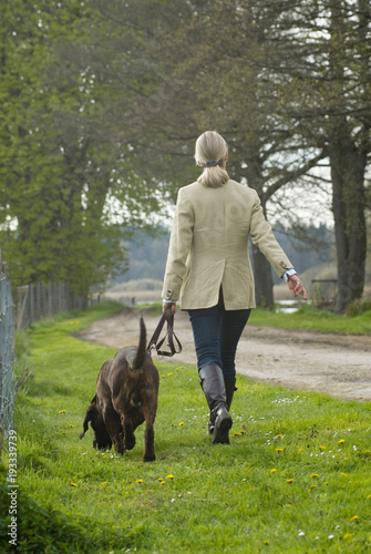 Frau führt Hund an der Leine  © DoraZett