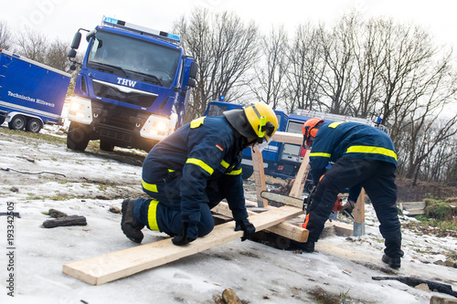 Einsatzkräfte des THW - Bundesanstalt Technisches Hilfswerk photo