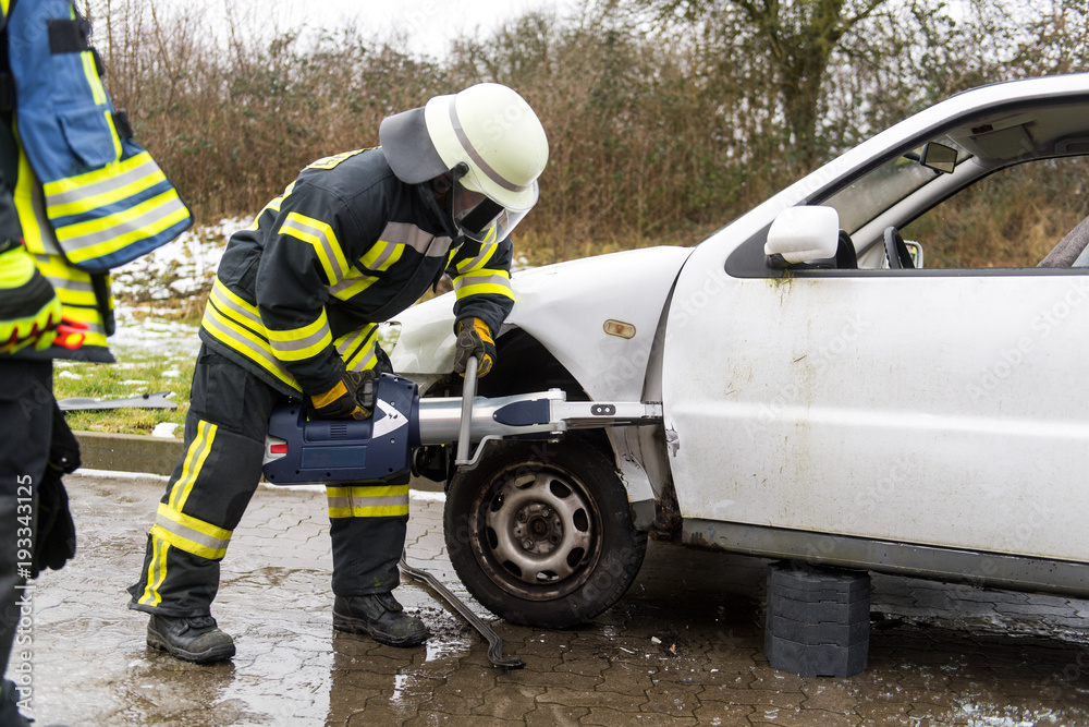 Fototapeta premium Feuerwehr im Einsatz mit Rettungsspreizer