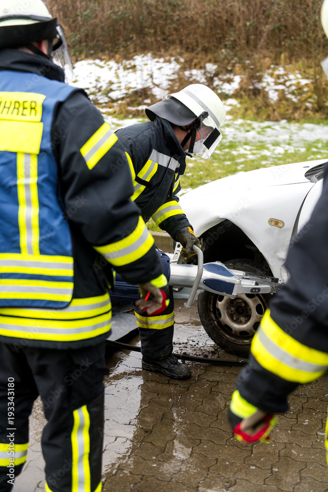 Fototapeta premium Feuerwehr im Einsatz mit Rettungsspreizer