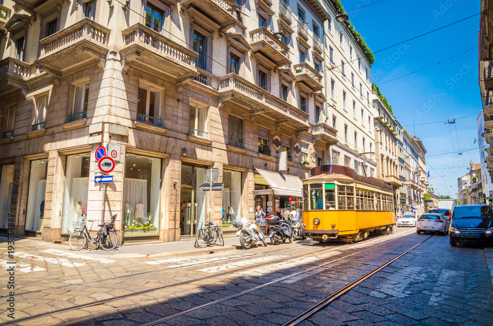 Naklejka premium Piękna ulica ze starożytnymi budynkami w centrum Mediolanu we Włoszech