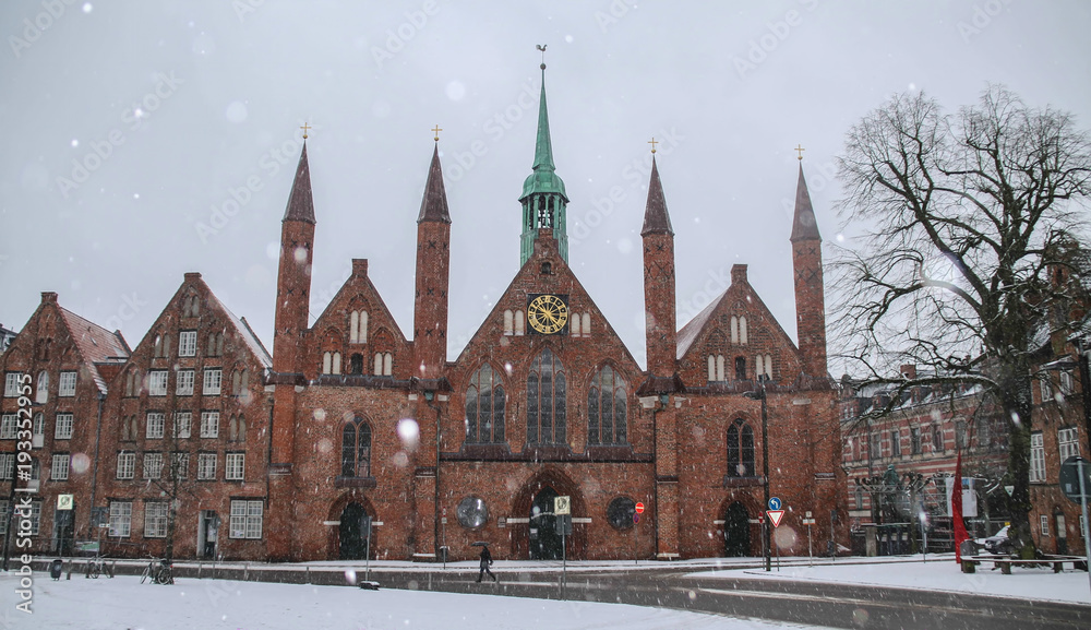 Lübeck - Heiligen-Geist-Hospital bei Schneefall Panorama