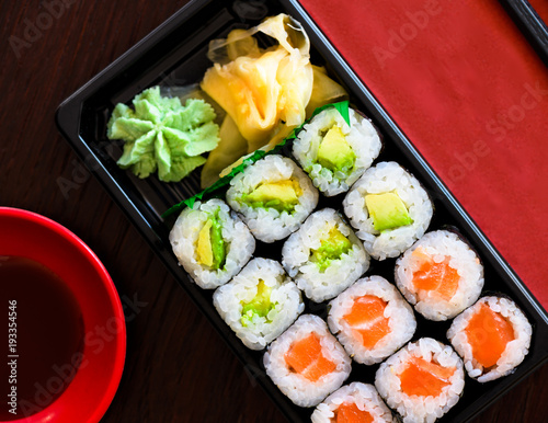 Sushi Takeaway Box mit Lachs Maki Roll, Avocado Maki Roll , Wasabi und Ingwer 
