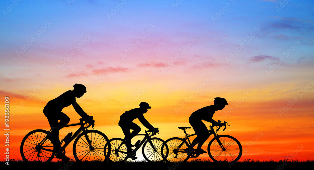 Obraz premium Silhouette group friend and bike relaxing with sunrise background.
