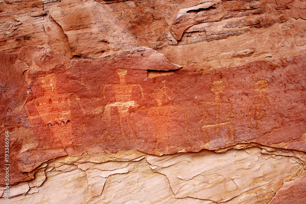 Naklejka premium Petroglyphs left on canyon wall by the anizazi people of southern Utah Canyon country.