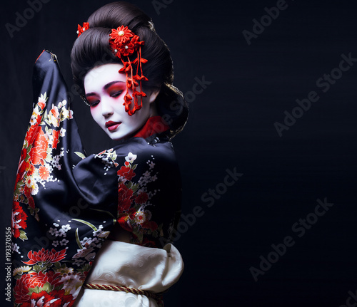 Obraz na płótnie young pretty geisha in kimono