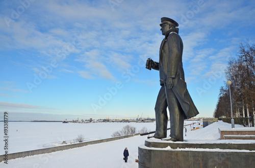 Памятник советскому адмиралу Николаю Кузнецову на набережной Северной Двины зимой. Россия, Архангельск