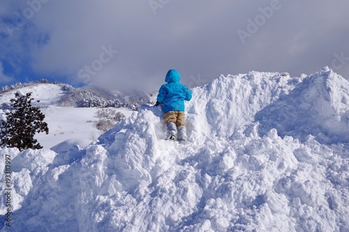 雪山に登る子供たち