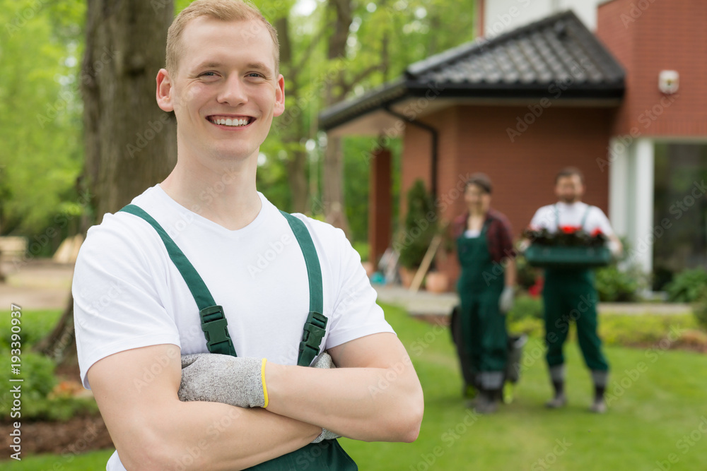 Naklejka premium Satisfied leader of a gardeners' team
