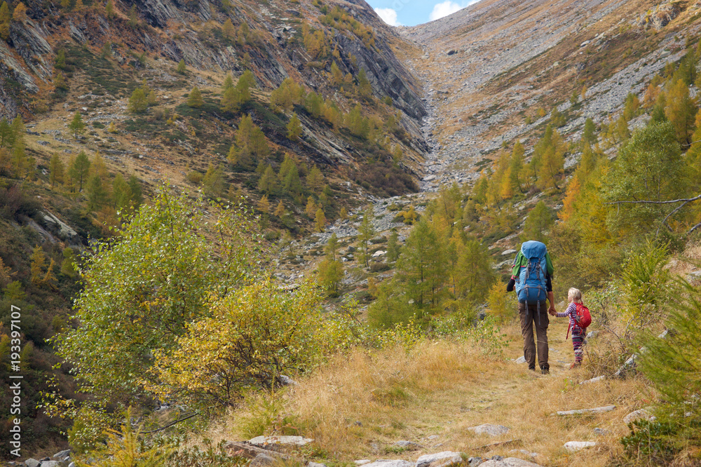 Wanderer Familie mit Kind und Rucksack Trekking Alpen, Italien