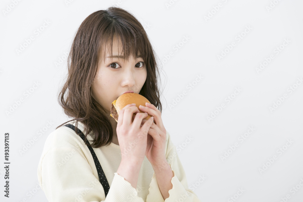 ハンバーガーを食べる女性