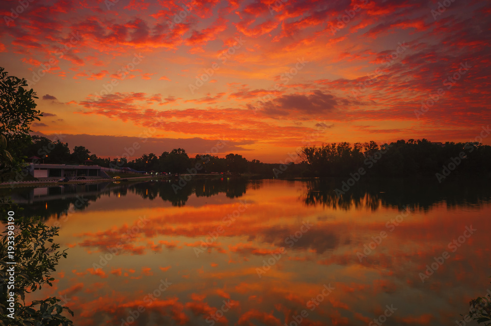 Obraz premium Beautiful Sunset Scenery With Reflection on lakes.