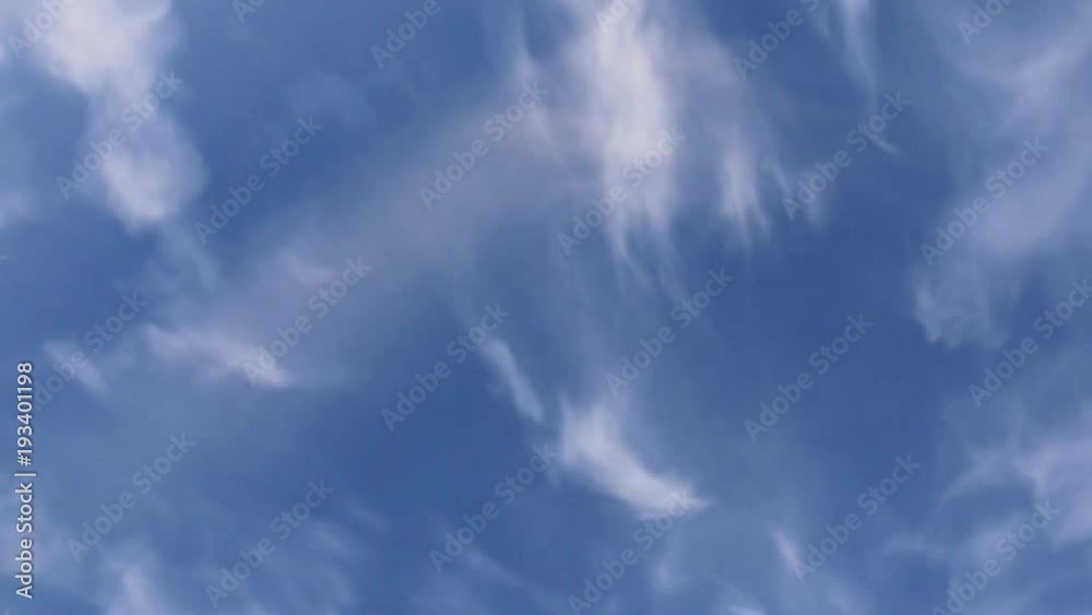 Wolken am blauen Himmel, full HD Video Footage mit Drehungen um die eigene Achse