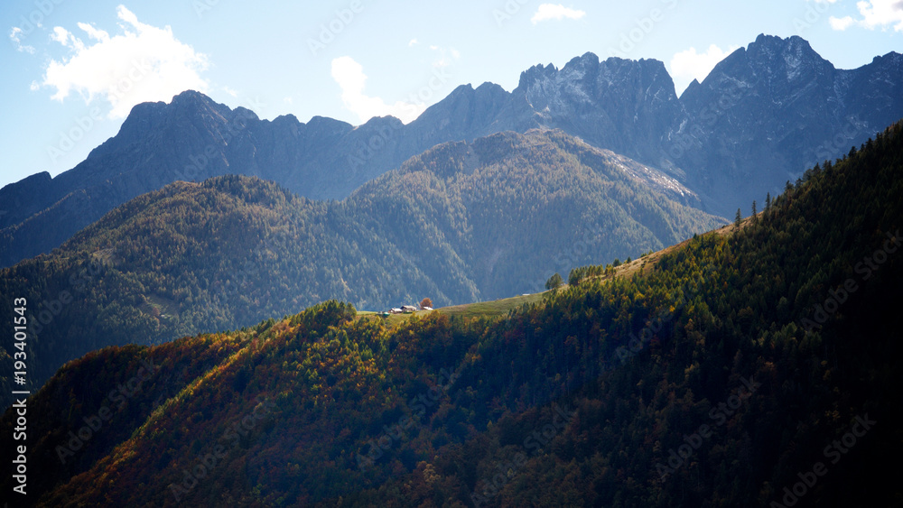 Berge von Chiavenna mit Berghütte im Sonnenlicht, Italien, Bergell