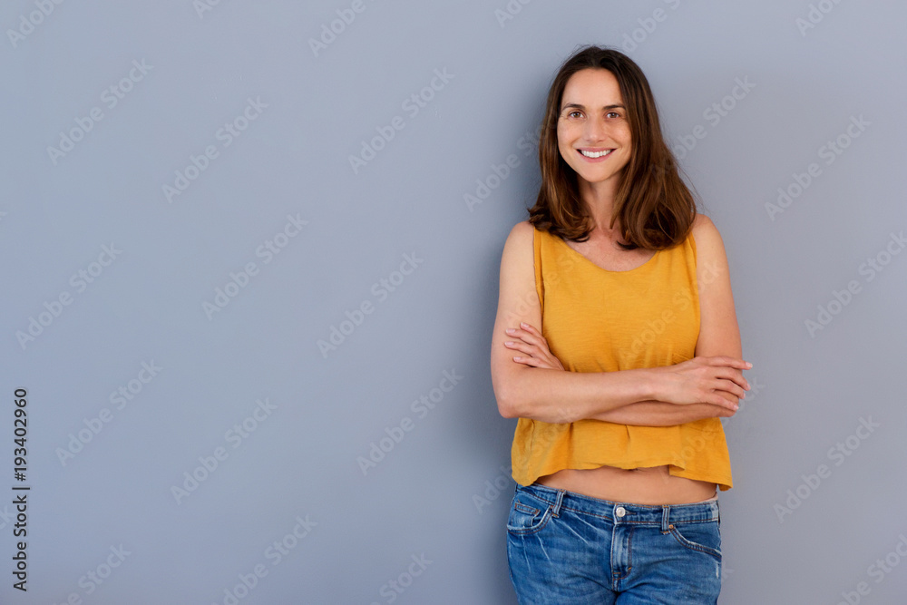 Naklejka premium portrait of beautiful smiling older woman against gray background