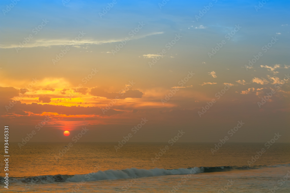 Obraz premium Beautiful colorful sunset over sea.