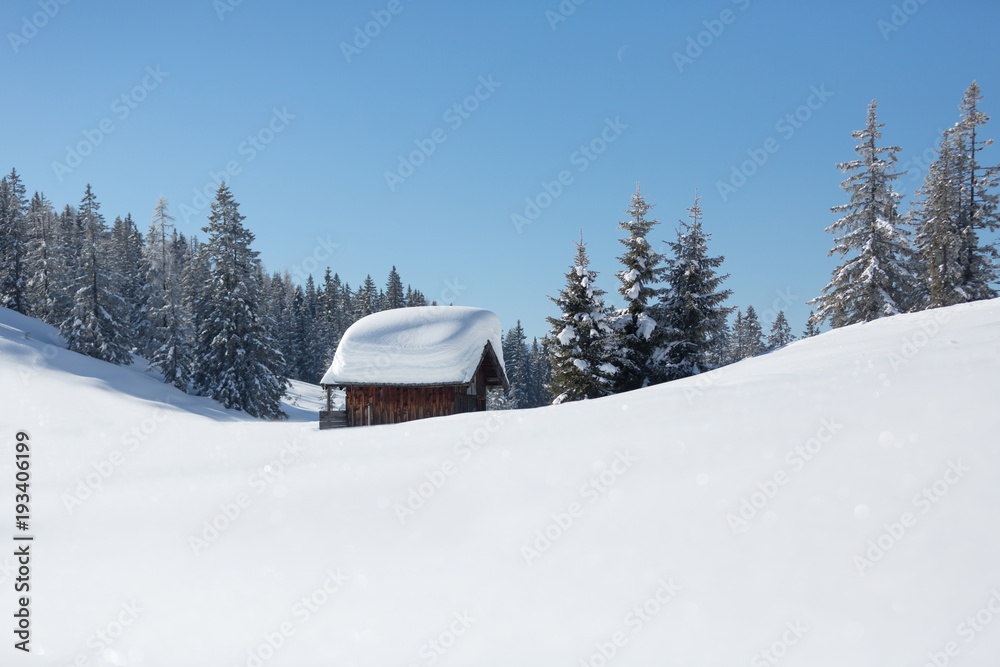 Eingeschneite Skihütte. Winterlandschaft in den österreichischen Alpen