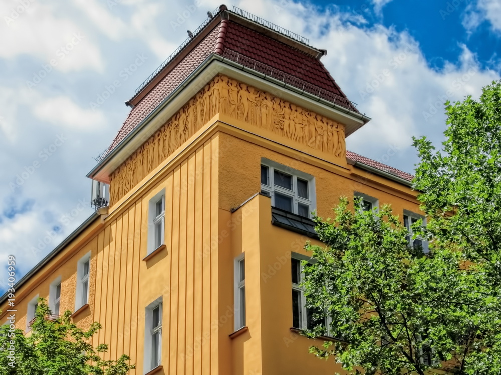 Obraz premium Sanierter Altbau mit Stuck