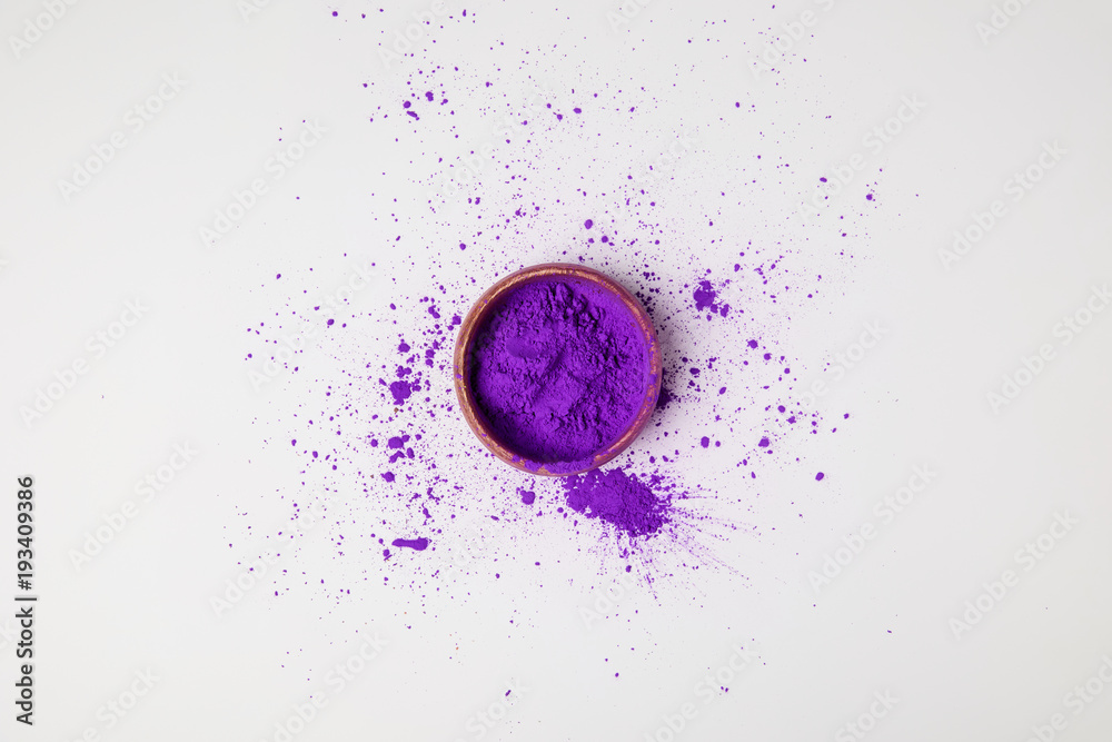 Φωτογραφία top view of purple holi paint in bowl isolated on white, festival of colours