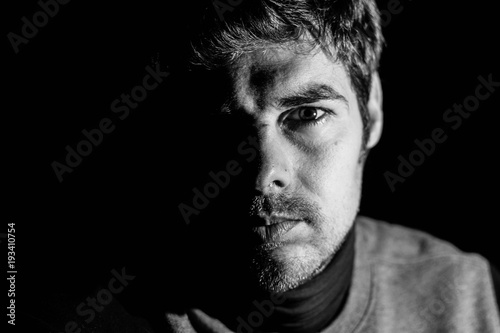 Retrato en blanco y negro de un hombre serio © Alan
