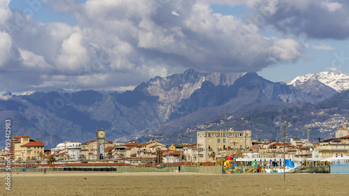 Quadro su tela Viareggio and the Apuan Alps from the beach, Lucca, Tuscany, Italy