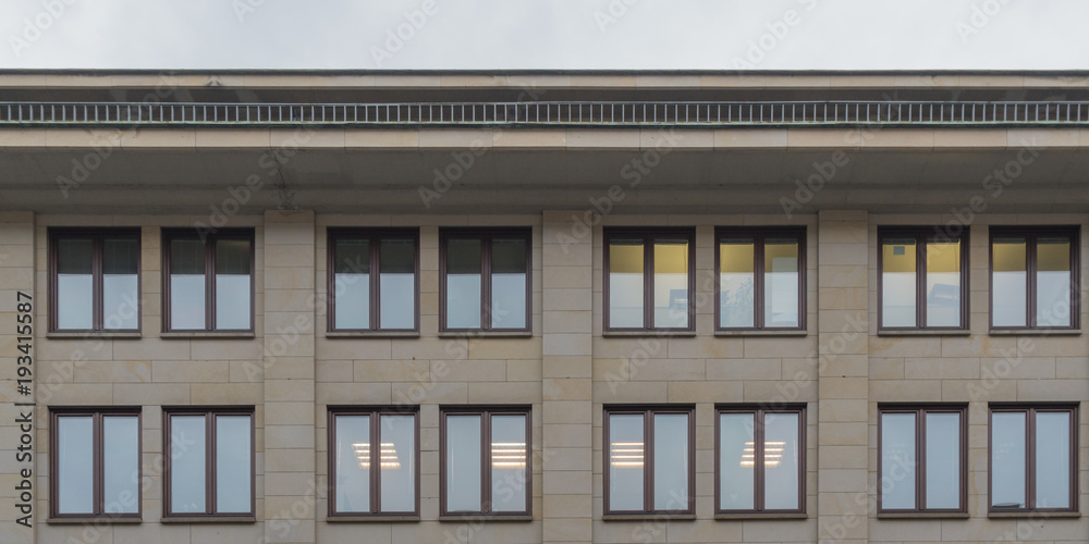Moderne Fenster einer Fassade eines Hauses